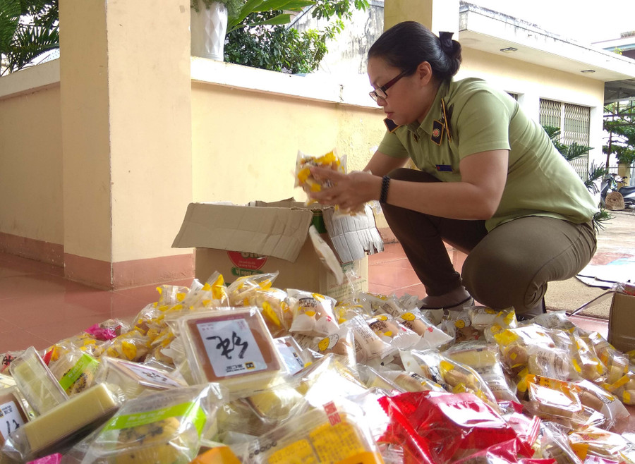 bánh trung thu nhập lậu có mẫu mã bắt mắt, giá rẻ chỉ 3.000-6.000 đồng. Ảnh: Dã Quỳ