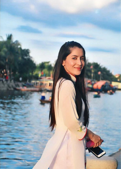  Nét đẹp nhẹ nhàng của bông hồng lai Thái Lan - Ấn Độ khiến người hâm mộ xôn xao. Tấm ảnh người đẹp dạo chơi phố Hội thu hút tới 8.700 lượt yêu thích.