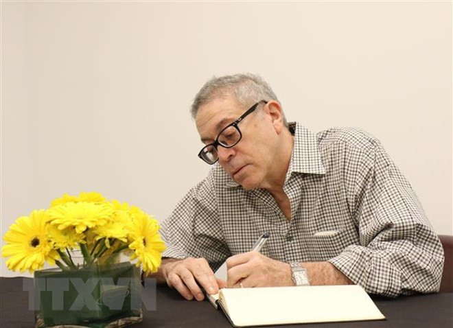 Bạn bè Mỹ đến viếng và ghi sổ tang tưởng nhớ Chủ tịch nước Trần Đại Quang. (Ảnh: Hoài Thanh/TTXVN) Bạn bè Mỹ đến viếng và ghi sổ tang tưởng nhớ Chủ tịch nước Trần Đại Quang. (Ảnh: Hoài Thanh/TTXVN)