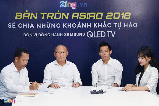 Trợ lý Huy Khoa (bìa trái) trong chương trình Bàn tròn ASIAD 2018 của Zing.vn.