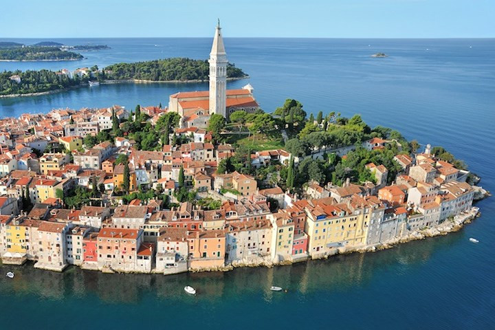 Quần đảo Rovinj gồm 20 đảo. Thị trấn cổ nằm trên một bán đảo nhỏ. Ở thị trấn này có những con phố hẹp mà du khách yêu thích khám phá.