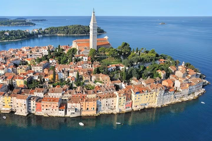 Quần đảo Rovinj gồm 20 đảo. Thị trấn cổ nằm trên một bán đảo nhỏ. Ở thị trấn này có những con phố hẹp mà du khách yêu thích khám phá.