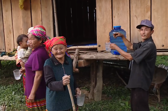 Bà con quây quần bên căn nhà của Thào Chư Lèo để uống nước sạch.  Bà con quây quần bên căn nhà của Thào Chư Lèo để uống nước sạch.