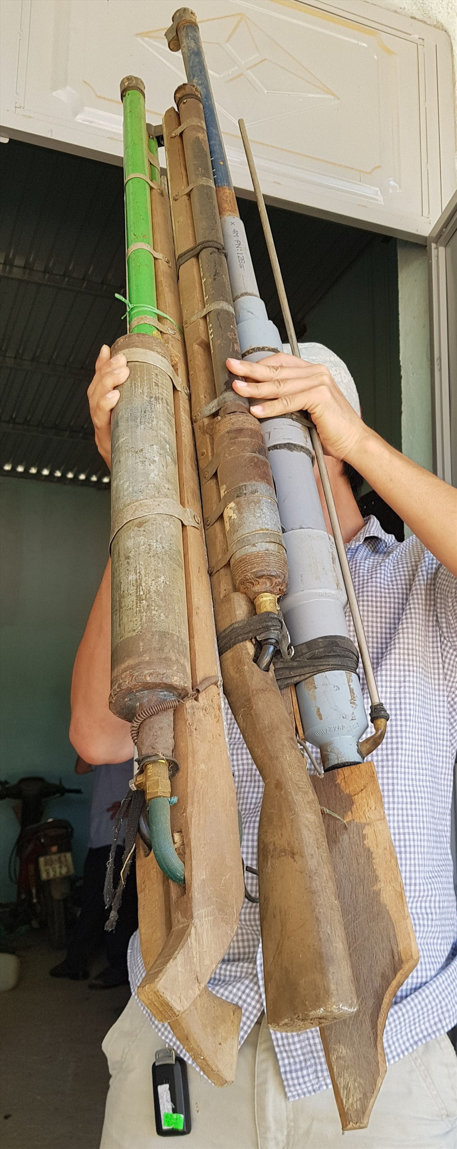 Phóng viên Báo Lao Động và một góc kho súng tự chế để săn bắn thú rừng bị thu giữ ở Đắk Nông.