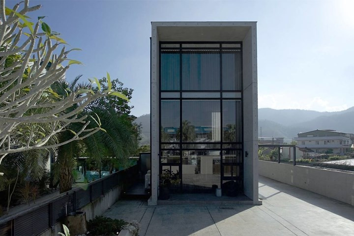 Ngôi nhà tọa lạc trên một mảnh đất hẹp về chiều ngang nhưng thoải mái về chiều dài, bao quanh là những khoảng sân lát bằng xi măng sạch sẽ. Ngôi nhà tọa lạc trên một mảnh đất hẹp về chiều ngang nhưng thoải mái về chiều dài, bao quanh là những khoảng sân lát bằng xi măng sạch sẽ.