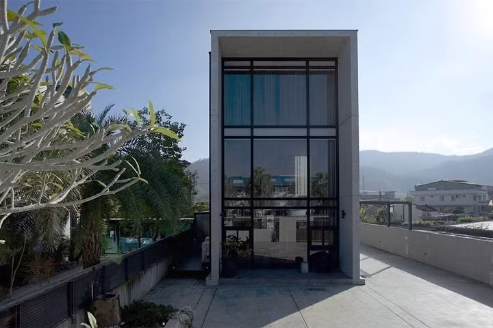  Ngôi nhà tọa lạc trên một mảnh đất hẹp về chiều ngang nhưng thoải mái về chiều dài, bao quanh là những khoảng sân lát bằng xi măng sạch sẽ.