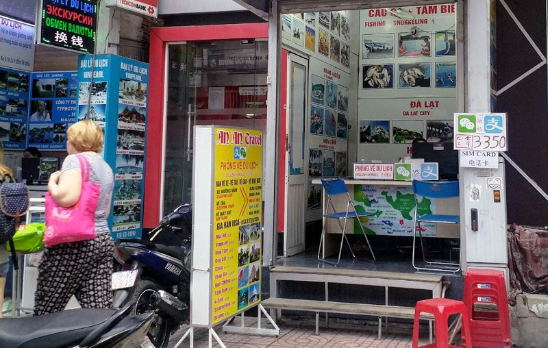 Cửa hiệu trưng biển có biểu tượng của ứng dụng Wechat, đồng thời ghi rõ tỷ giá tiền Nhân dân tệ quy đổi sang tiền Đồng