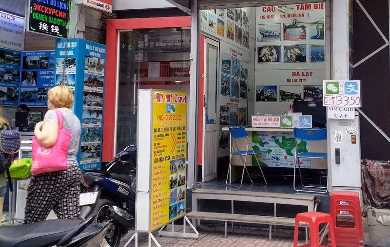 Cửa hiệu trưng biển có biểu tượng của ứng dụng Wechat, đồng thời ghi rõ tỷ giá tiền Nhân dân tệ quy đổi sang tiền Đồng