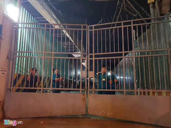 Lực lượng chức năng khám xét nhà riêng ông Nguyễn Hữu Tín. Ảnh: Lê Trai.