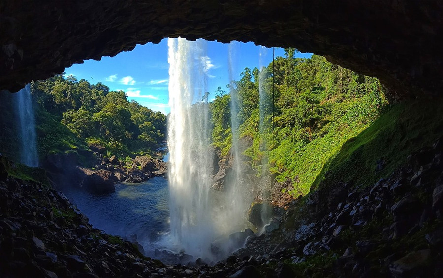 Thác có độ cao khoảng 54 m, rộng từ 20 m đến 100 m tùy theo mùa, nước chảy xiết, mạnh, lượng nước nhiều, chảy theo chiều thẳng đứng tạo sương mù và cầu vồng. Ảnh: Vũ Vũ Thác có độ cao khoảng 54 m, rộng từ 20 m đến 100 m tùy theo mùa, nước chảy xiết, mạnh, lượng nước nhiều, chảy theo chiều thẳng đứng tạo sương mù và cầu vồng. Ảnh: Vũ Vũ