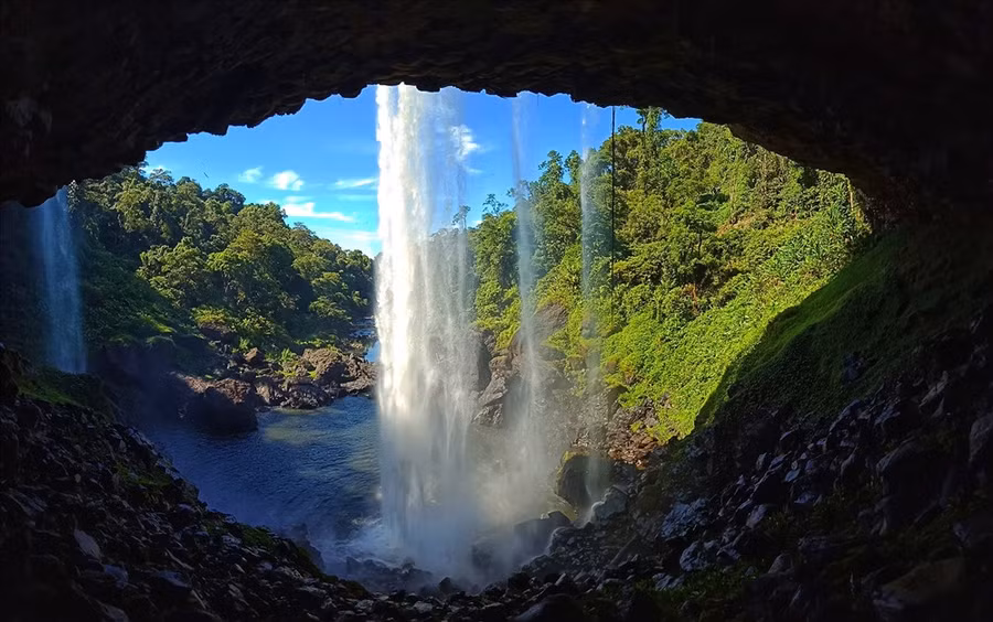  Thác có độ cao khoảng 54 m, rộng từ 20 m đến 100 m tùy theo mùa, nước chảy xiết, mạnh, lượng nước nhiều, chảy theo chiều thẳng đứng tạo sương mù và cầu vồng. Ảnh: Vũ Vũ
