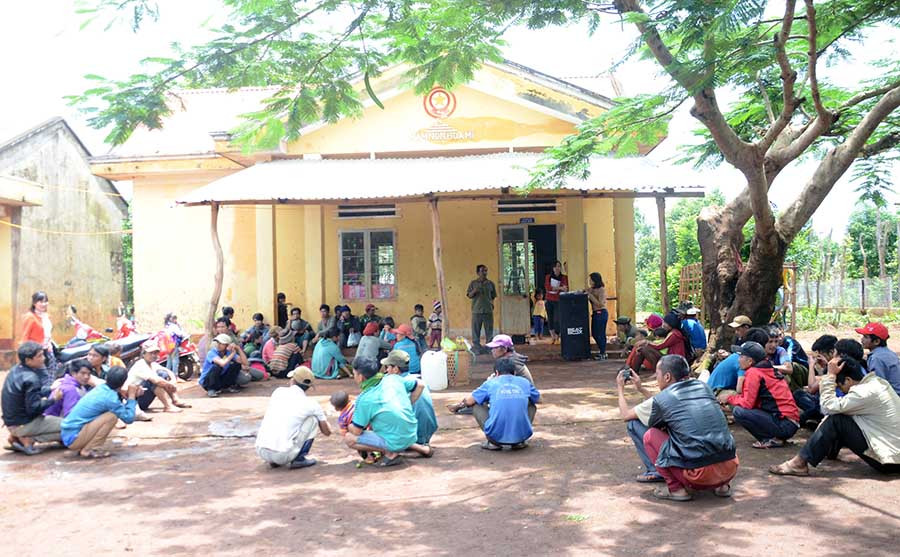  Dân làng Rỏh (xã Lơ Pang) họp bàn giải pháp vận động học sinh ra lớp. Ảnh: P.L