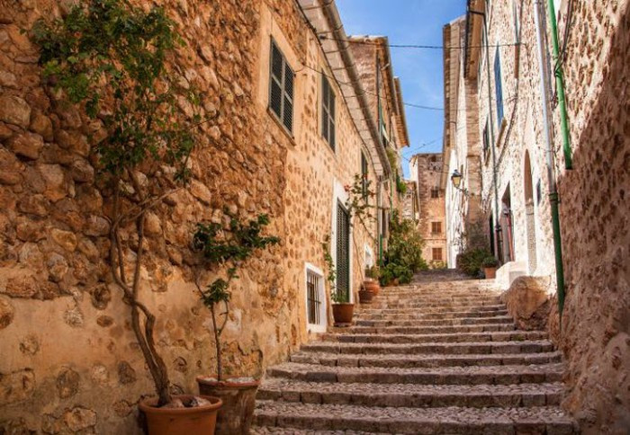  Fornalutx, Tây Ban Nha: Nằm trên hòn đảo Mallorca, ngôi làng Fornalutx gây ấn tượng với bờ biển dài, tuyến đường dành cho người đạp xe chạy dọc dãy núi Serra de Tramuntana hùng vĩ.
