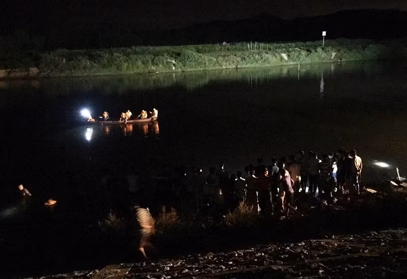 Lực lượng chức năng tìm kiếm thi thể hai cha con