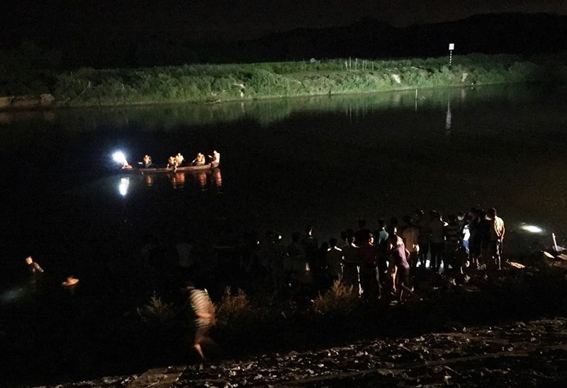 Lực lượng chức năng tìm kiếm thi thể hai cha con Lực lượng chức năng tìm kiếm thi thể hai cha con