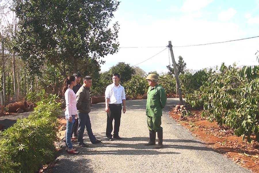  Phát huy vai trò đảng viên trong công tác vận động nhân dân hiến đất làm đường giao thông nông thôn. Ảnh: Ngọc Thu