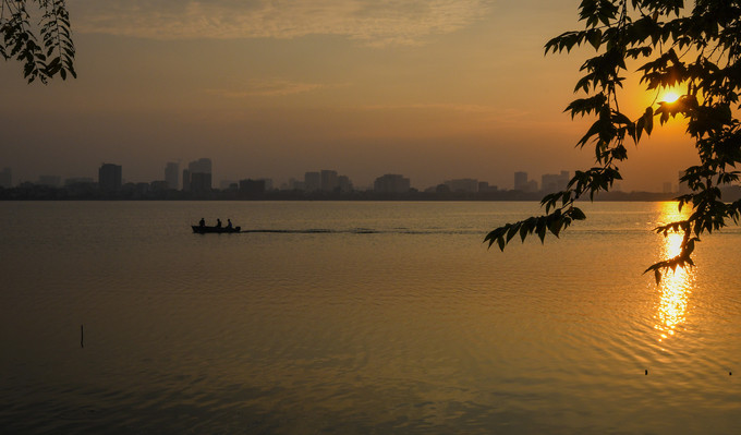 Hoàng hôn buông dần trên hồ Tây.