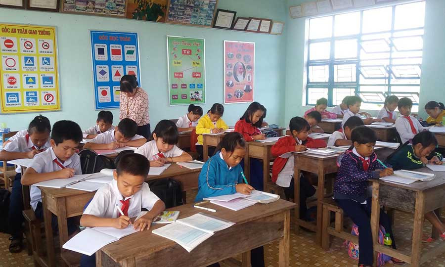  Một tiết học của học sinh Trường Tiểu học và THCS Đak Hlơ. Ảnh: N.S