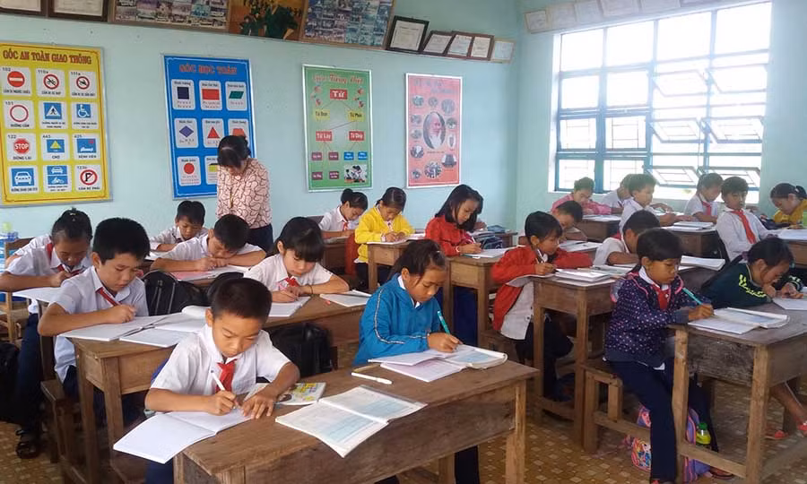  Một tiết học của học sinh Trường Tiểu học và THCS Đak Hlơ. Ảnh: N.S