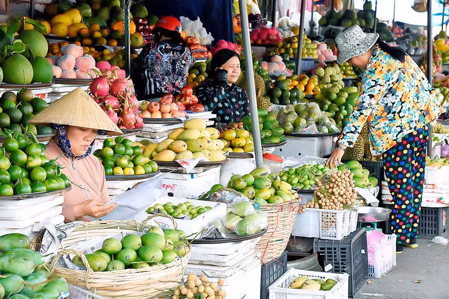 Các tiểu thương bán trái cây ở Trung tâm Thương mại Pleiku. Ảnh: Đ.T