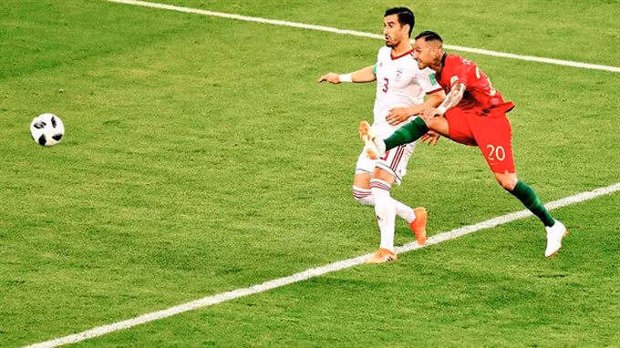 Cú vẩy bóng của Ricardo Quaresma, trận Bồ Đào Nha gặp Iran tại vòng bảng World Cup. Xuất phát từ cánh phải, ngôi sao Bồ Đào Nha solo đến sát vòng cấm rồi vẩy bóng bằng má ngoài chân phải sở trường tạo thành một đường cong đẹp mắt làm tung lưới Iran.