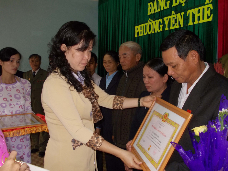 Trao tặng huy hiệu Đảng tại Đảng bộ Thành phố Pleiku. Ảnh: Thanh Nhật (6803).