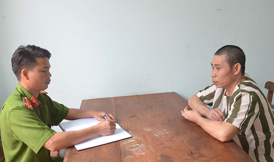 Công an huyện Chư Prông lấy lời khai đối tượng tàng trữ trái phép chất ma túy. Ảnh: V.H Công an huyện Chư Prông lấy lời khai đối tượng tàng trữ trái phép chất ma túy. Ảnh: V.H