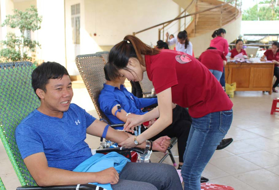 Hơn 150 đoàn viên thanh niên tham gia hiến máu. Ảnh: Thủy Bình