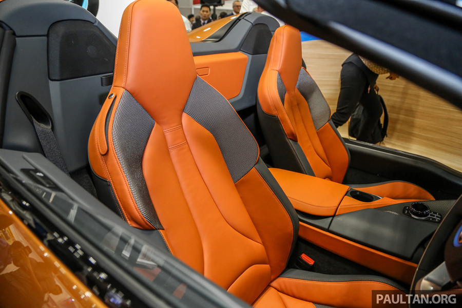  Nhờ việc loại bỏ phần mui cứng, đồng thời sử dụng triệt để vật liệu nhôm và sợi carbon gia cường, i8 Roadster chỉ nặng 1.594 kg, nhẹ hơn 60 kg so với chiếc Coupe. Bên trong, dung tích khoang chứa đồ cũng tăng thêm 92 lít thông qua việc loại bỏ 2 ghế phụ so với kiểu 2+2 trên bản Coupe. 