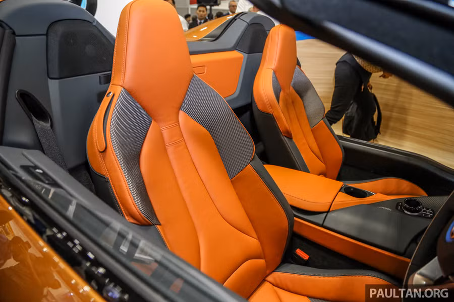  Nhờ việc loại bỏ phần mui cứng, đồng thời sử dụng triệt để vật liệu nhôm và sợi carbon gia cường, i8 Roadster chỉ nặng 1.594 kg, nhẹ hơn 60 kg so với chiếc Coupe. Bên trong, dung tích khoang chứa đồ cũng tăng thêm 92 lít thông qua việc loại bỏ 2 ghế phụ so với kiểu 2+2 trên bản Coupe. 