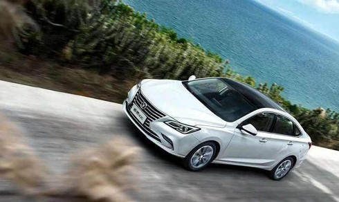  Raeton CC có hình ảnh thiết kế của một chiếc Focus.