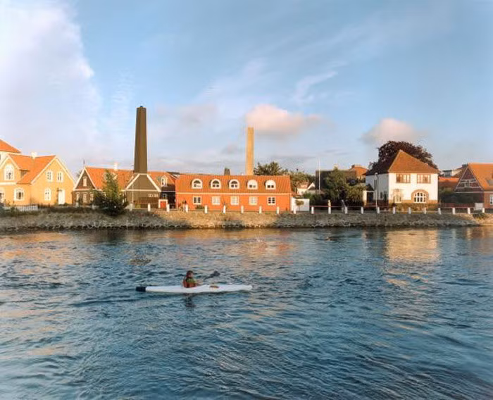 Kerteminde, Đan Mạch: Thị trấn cảng trên đảo Funen là quê hương của họa thiên tài Johannes Larsen, nổi tiếng với các các bức họa theo trường phái ấn tượng vào đầu thế kỷ 20. Nơi đây cũng có bảo tàng mang tên ông.