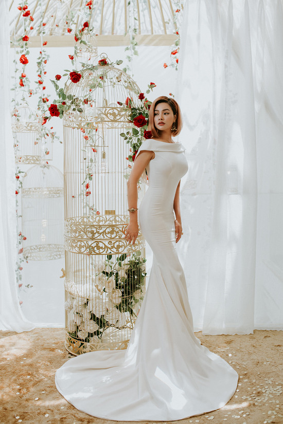 Bộ ảnh được thực hiện ngay tại cửa hàng thời trang của Vũ Thu Phương. Người đẹp cho biết, với showroom mới, cô muốn gây ấn tượng bởi kiến trúc độc đáo lấy ý tưởng từ lồng chim.