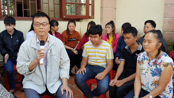 Ông Trường bên những người đồng cảnh ngộ ẢNH: LÂM VIÊN