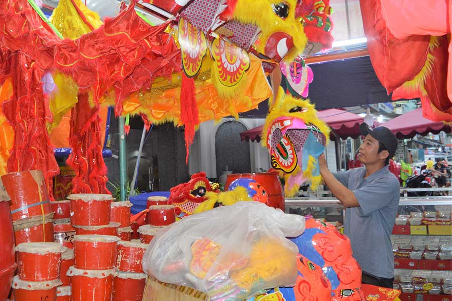 Một cửa hàng bán trống, đầu lân trên đường Trần Phú (TP. Pleiku). Ảnh: Đ.Y