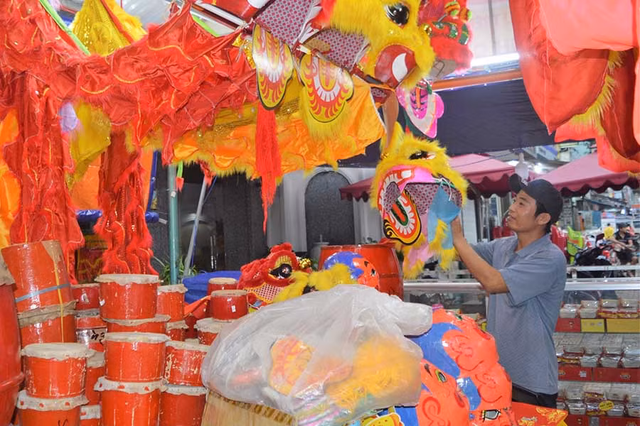 Một cửa hàng bán trống, đầu lân trên đường Trần Phú (TP. Pleiku). Ảnh: Đ.Y