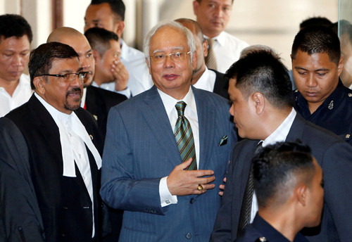 Cựu thủ tướng Malaysia Najib Razak (thứ hai từ trái sang, hàng trước) bước ra khỏi tòa án ở Kuala Lumpur, Malaysia hôm 8/8. Ảnh: Reuters.