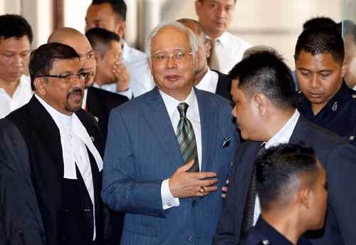 Cựu thủ tướng Malaysia Najib Razak (thứ hai từ trái sang, hàng trước) bước ra khỏi tòa án ở Kuala Lumpur, Malaysia hôm 8/8. Ảnh: Reuters.