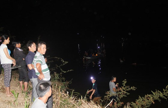 Chính quyền địa phương cùng nhiều người dân tích cực tìm kiếm thi thể các học sinh trong vụ đuối nước ở sông Vệ. 