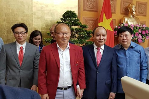 Thủ tướng chụp ảnh lưu niệm với HLV Park Hang Seo, Tổng Giám đốc VOV Nguyễn Thế Kỷ./.