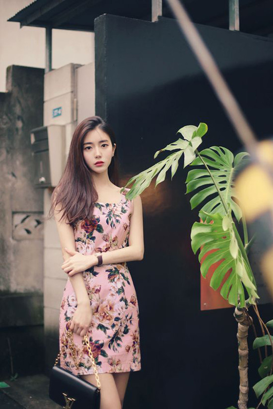  Váy cocktail, đầm suông, váy liền thân in hoa cũng là các kiểu trang phục dễ dàng sử dụng khi đến văn phòng.