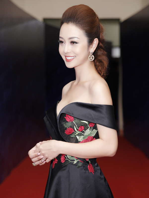 Vài ngày trước người đẹp cũng đảm nhận vai trò MC cho Diễn đàn kinh tế thế giới về ASEAN 2018 tại Hà Nội. Vài ngày trước người đẹp cũng đảm nhận vai trò MC cho Diễn đàn kinh tế thế giới về ASEAN 2018 tại Hà Nội.