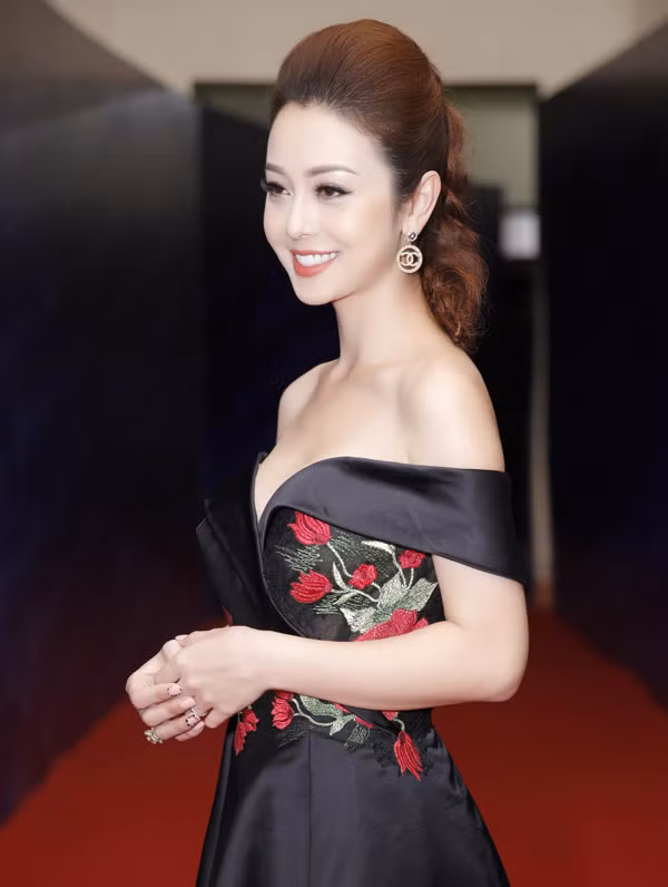 Vài ngày trước người đẹp cũng đảm nhận vai trò MC cho Diễn đàn kinh tế thế giới về ASEAN 2018 tại Hà Nội.