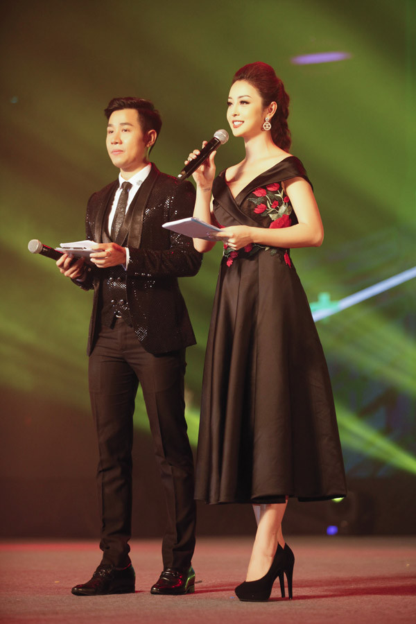 MC Nguyên Khang được mời dẫn dắt chương trình cùng Jennifer Phạm. Jennifer Phạm lớn lên tại Mỹ nên cô không gặp trở ngại khi làm MC song ngữ. Nguyên Khang cũng nói tiếng Anh rất thành thục. Cả hai kết hợp khá ăn ý trong suốt chương trình. MC Nguyên Khang được mời dẫn dắt chương trình cùng Jennifer Phạm. Jennifer Phạm lớn lên tại Mỹ nên cô không gặp trở ngại khi làm MC song ngữ. Nguyên Khang cũng nói tiếng Anh rất thành thục. Cả hai kết hợp khá ăn ý trong suốt chương trình.