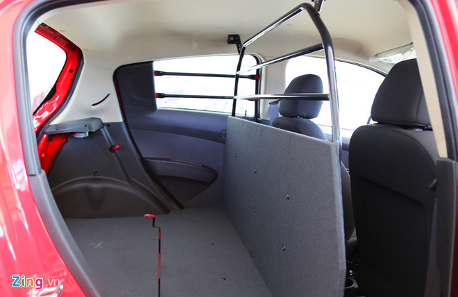 Khoang chở hàng của Chevrolet Spark Duo 2018. Ảnh: Hân Nguyễn.