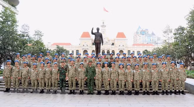 Cán bộ, chiến sỹ, nhân viên Bệnh viện dã chiến 2 số 1 tại Bến Nhà Rồng trước ngày lên đường tham gia lực lượng gìn giữ hòa bình Liên hợp quốc tại Nam Sudan. (Ảnh: Xuân Khu/TTXVN)