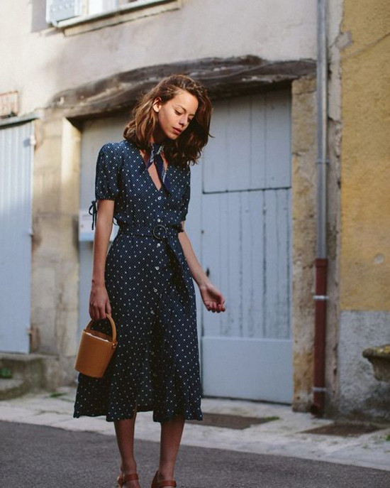 Sau ‘cơn sốt’ váy midi thắt eo nhẹ nhàng dành cho mùa hè, các cô nàng sành điệu lại đắm chìm với xu hướng váy khuy cài duyên dáng.  Sau ‘cơn sốt’ váy midi thắt eo nhẹ nhàng dành cho mùa hè, các cô nàng sành điệu lại đắm chìm với xu hướng váy khuy cài duyên dáng.