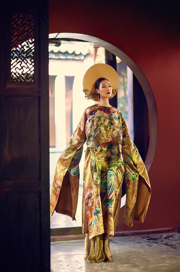 Màu vàng - tông màu chủ đạo trong trang phục hoàng gia, được hai nhà thiết kế Thế Huy và Hải Long khai thác triệt để trên cả trang phục lẫn các phụ kiện như mấn đội đầu, trâm cài tóc. Màu vàng - tông màu chủ đạo trong trang phục hoàng gia, được hai nhà thiết kế Thế Huy và Hải Long khai thác triệt để trên cả trang phục lẫn các phụ kiện như mấn đội đầu, trâm cài tóc.