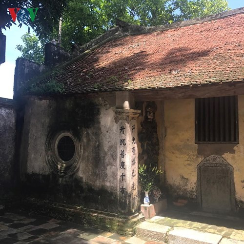 Ngôi chùa cổ giữ nguyên những nét rêu phong, cổ kích, được Phật tử khắp nơi về chiêm bái.