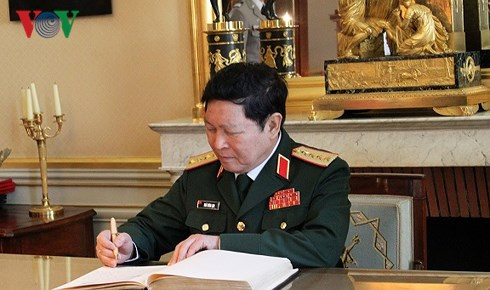 Bộ trưởng Ngô Xuân Lịch viết Sổ vàng lưu niệm của Bộ Quân đội Pháp